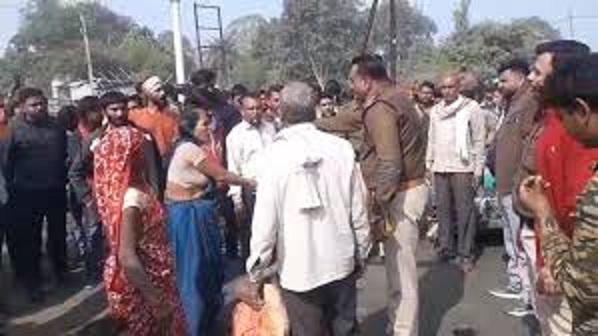 गुस्साए लोगों ने स्टेट हाईवे पर लगाया जाम गुस्साए लोगों ने स्टेट हाईवे पर लगाया जाम