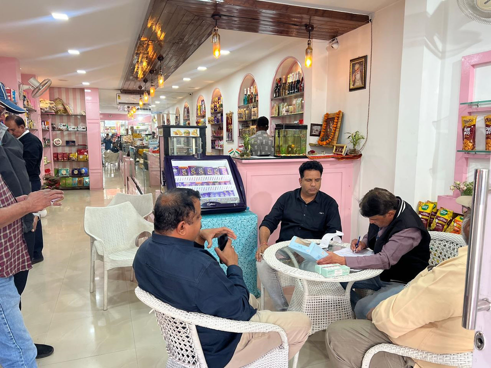 केक एंड क्राफ्ट्स बेकरी पर खाद्य विभाग की कार्रवाई