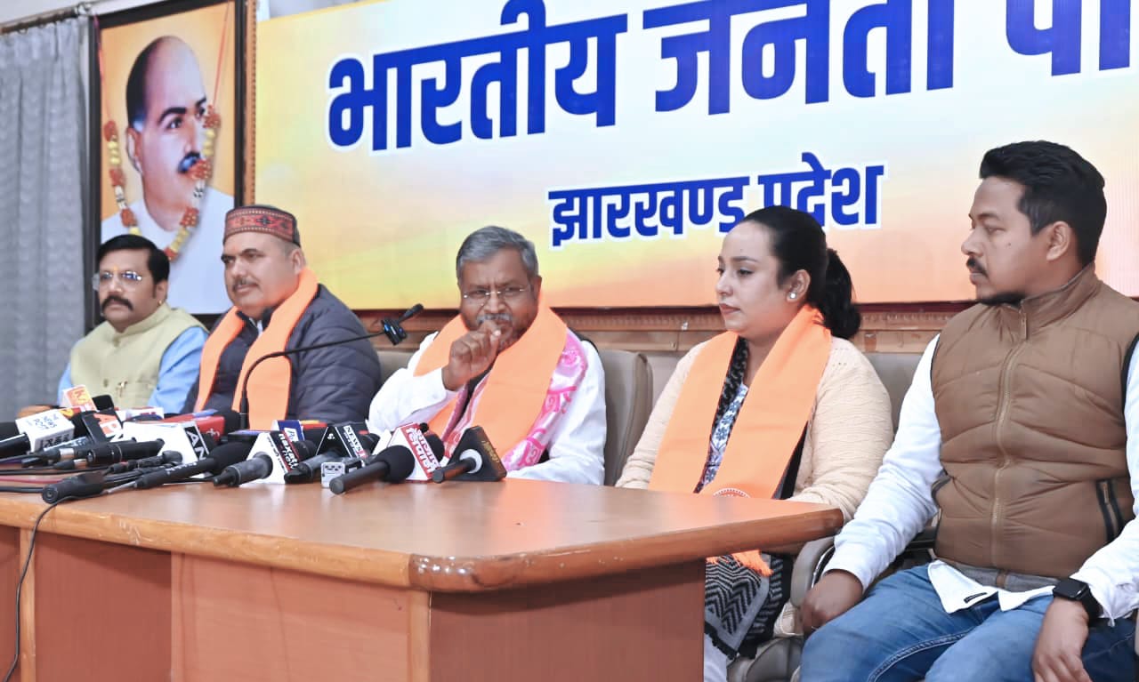 प्रेस वार्ता करते बाबूलाल मरांडी प्रेस वार्ता करते बाबूलाल मरांडी