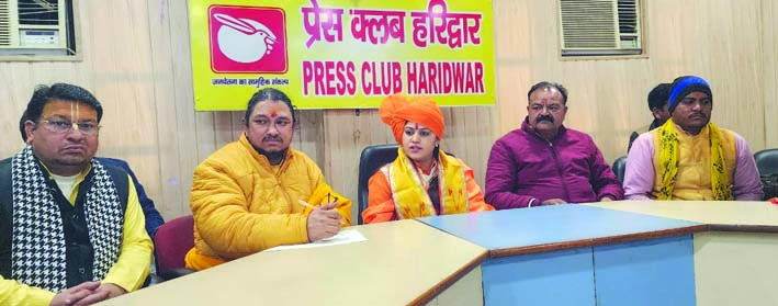 पत्रकारों से वार्ता करते हुए कवि सिंह