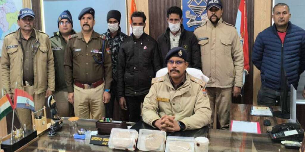 गिरफ्तार किए गए स्मैक तस्करों के साथ पुलिस टीम गिरफ्तार किए गए स्मैक तस्करों के साथ पुलिस टीम