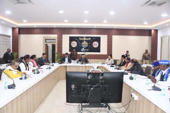 बैठक करते प्रेक्षक