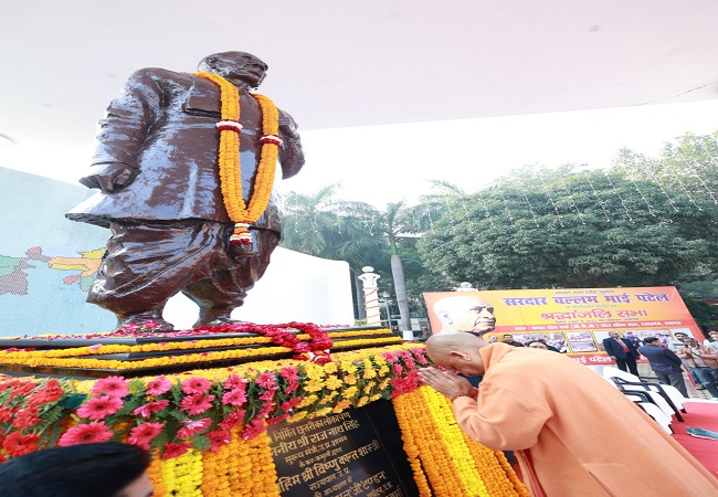 सरदार पटेल काे नमन करते मुख्यमंत्री योगी सरदार पटेल काे नमन करते मुख्यमंत्री योगी