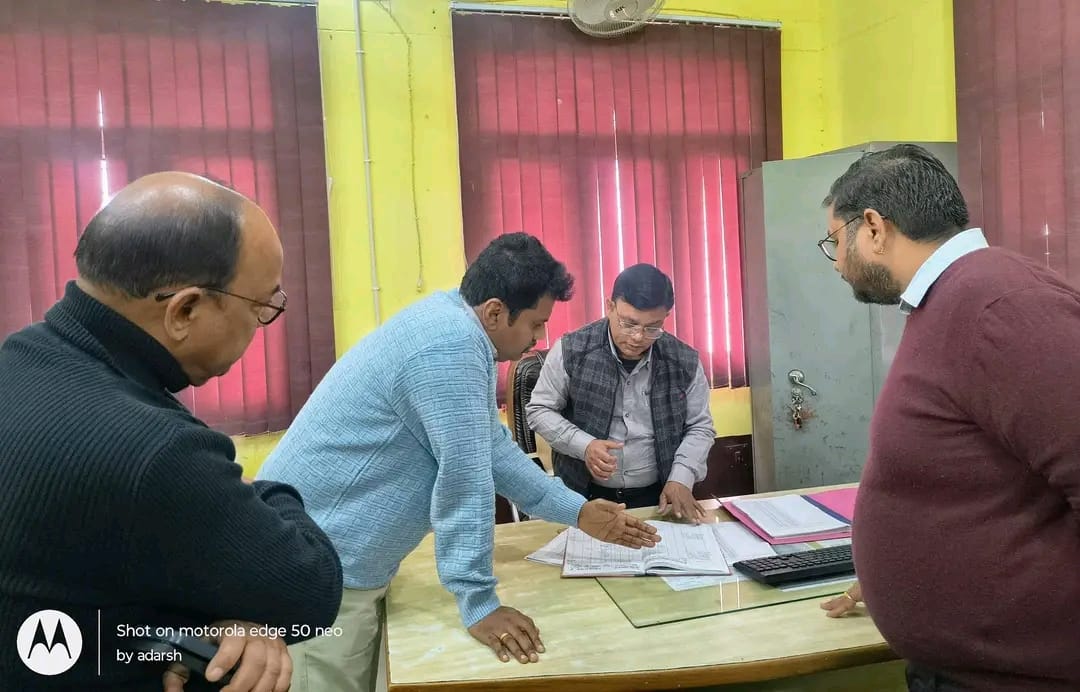 सीएमओ कार्यालय का निरीक्षण करते हुए डीएम