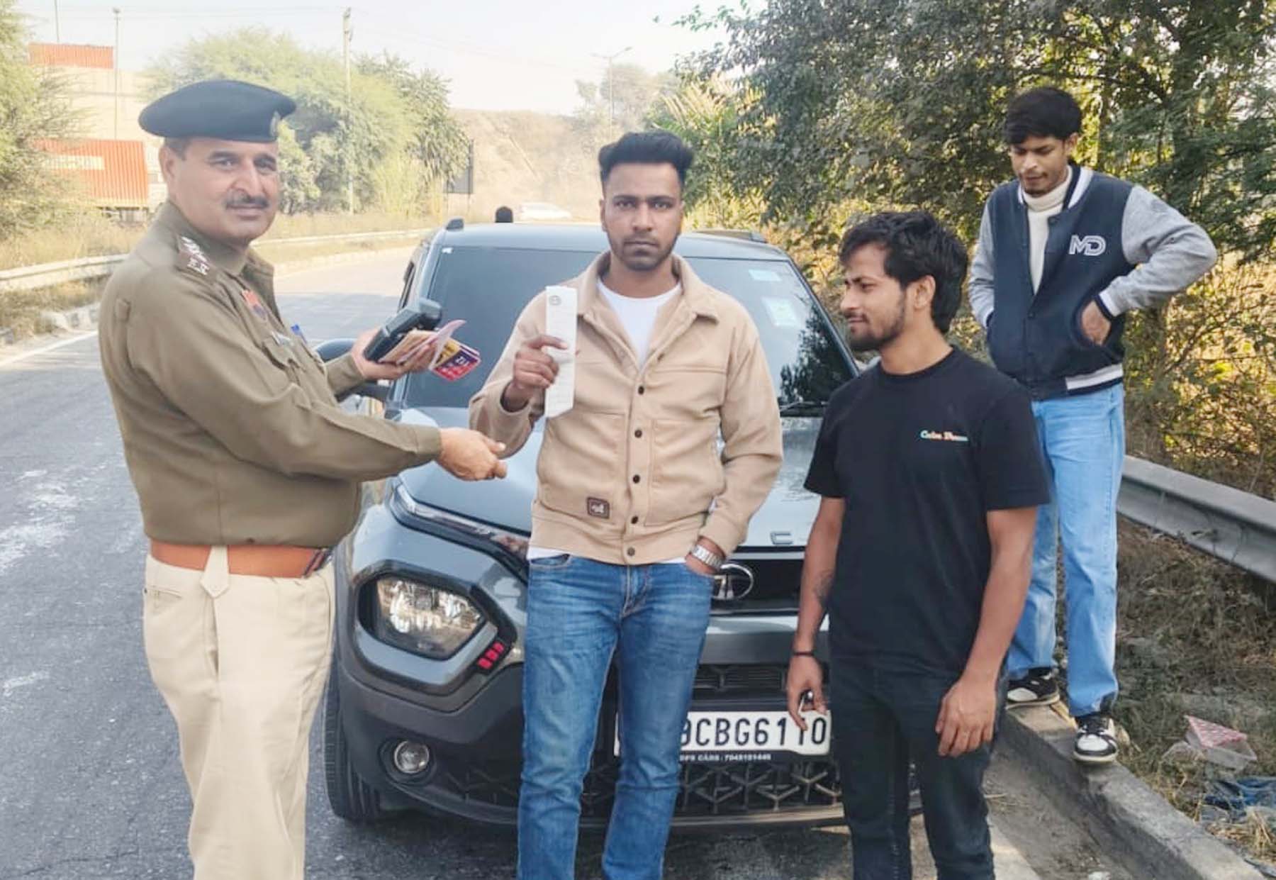 गुरुग्राम में यातायात नियम तोडऩे वाले के चालान काटते यातायात पुलिस अधिकारी। गुरुग्राम में यातायात नियम तोडऩे वाले के चालान काटते यातायात पुलिस अधिकारी।