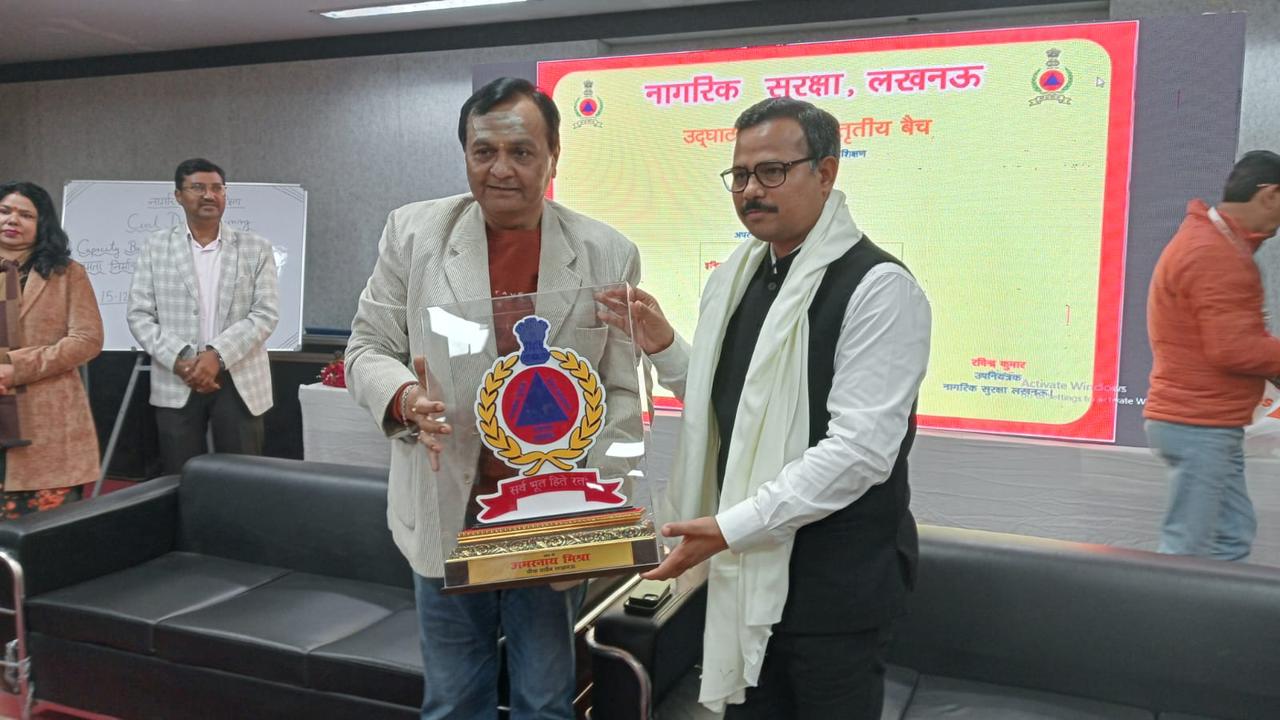 कार्यक्रम में मुख्य अतिथि का स्वागत करते हुए.