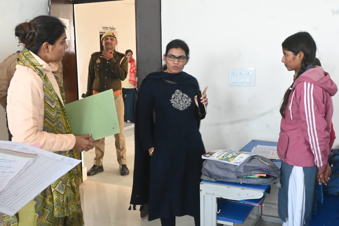 छात्रा से बातचीत करते हुए डीएम