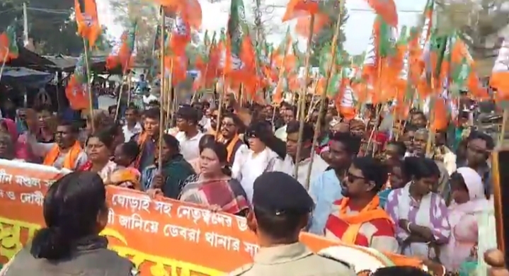 डेबरा में परिवर्तन यात्रा पर हमले के विरोध में थाना के सामने धरना देते भाजपा नेता-कार्यकर्ता। डेबरा में परिवर्तन यात्रा पर हमले के विरोध में थाना के सामने धरना देते भाजपा नेता-कार्यकर्ता।