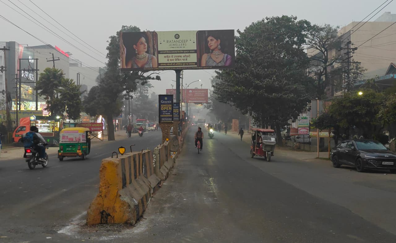 मुरादाबाद में हरिद्वार रोड पर मंगलवार शाम 5 बजे कोहरे की छाई धुंध के बीच गुजरते वाहन। मुरादाबाद में हरिद्वार रोड पर मंगलवार शाम 5 बजे कोहरे की छाई धुंध के बीच गुजरते वाहन।