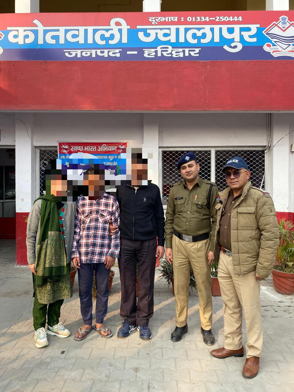 नहर में डूबने से बचा युवक पुलिस के साथ