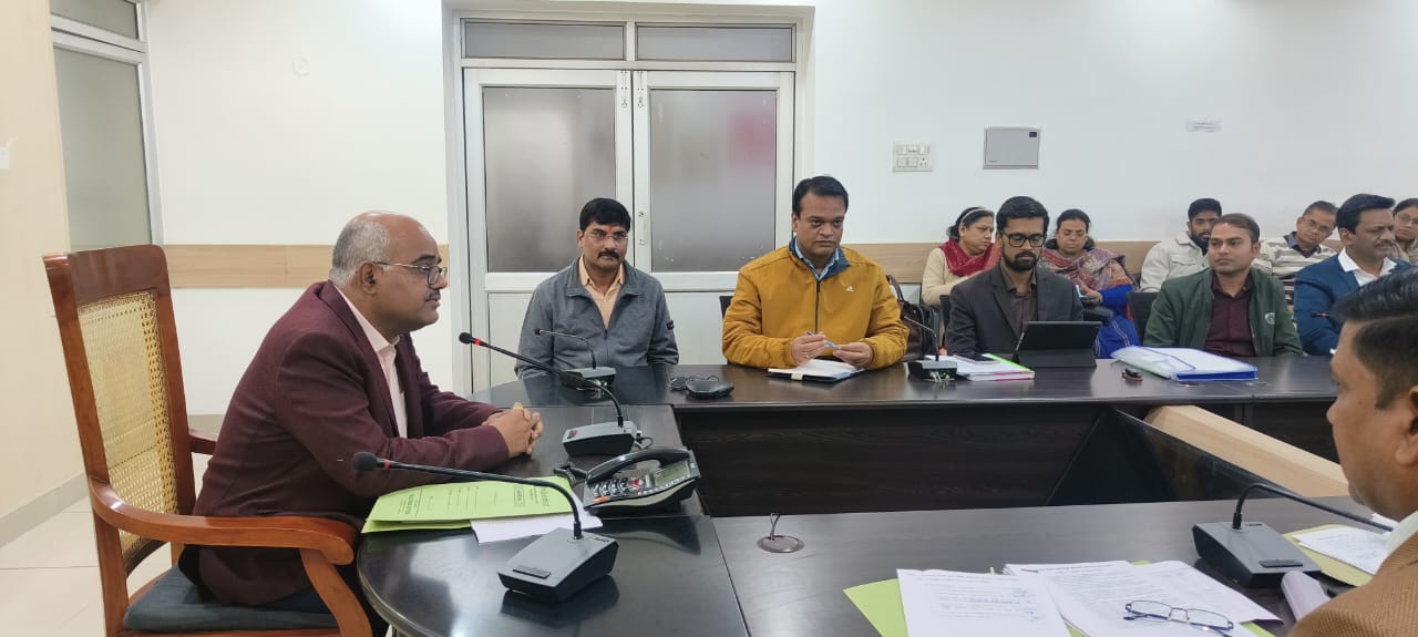 बैठक के दौरान जिलाधिकारी जितेन्द्र प्रताप सिंह व अन्य बैठक के दौरान जिलाधिकारी जितेन्द्र प्रताप सिंह व अन्य