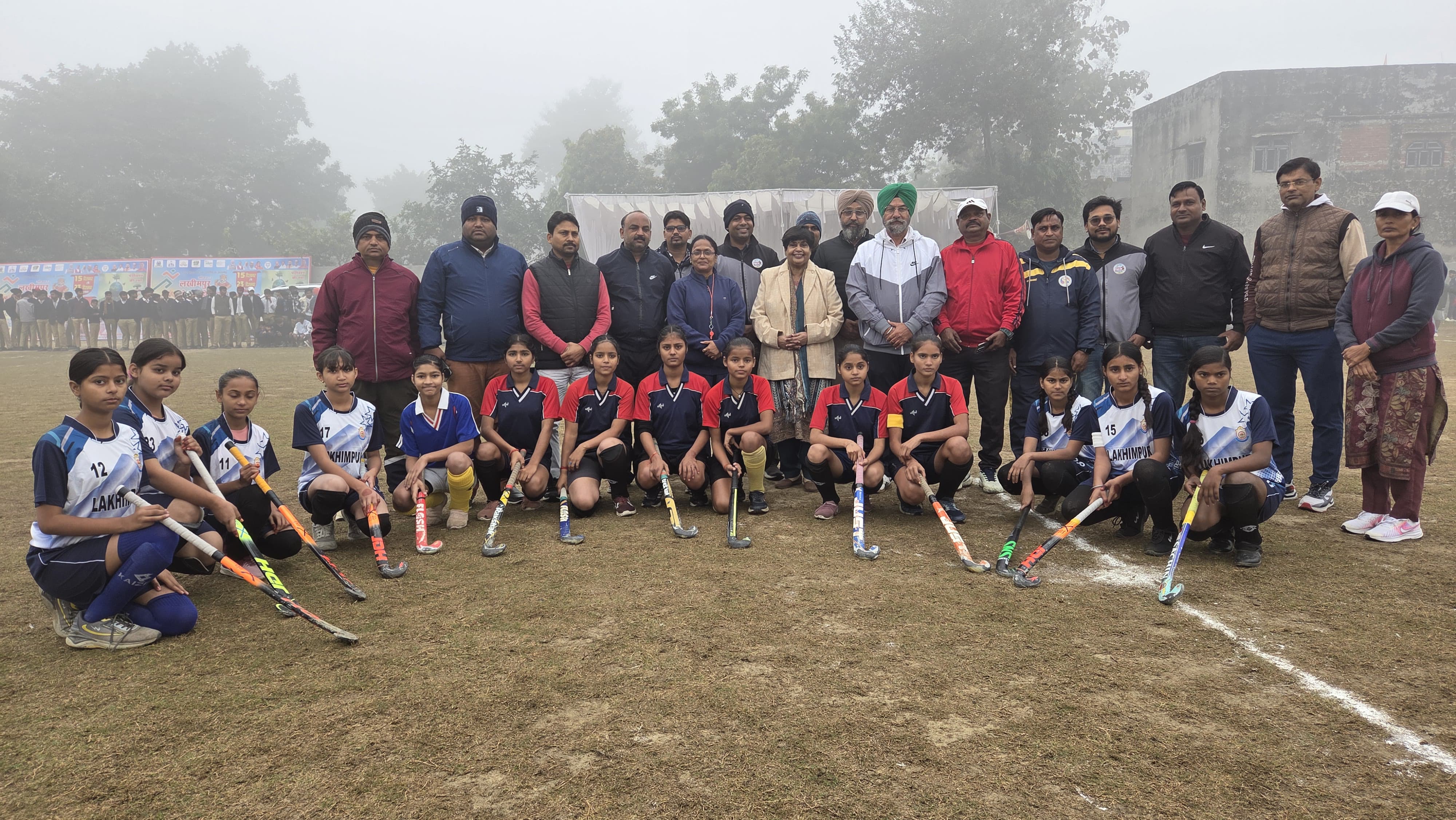 हॉकी टीम के खिलाड़ियों के साथ आयोजक मंडल