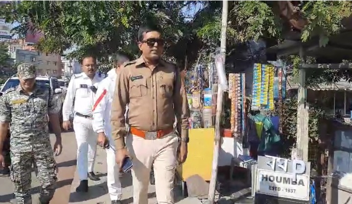 फुटपाथ कब्जा मुक्त अभियान का नेतृत्व करते काजी शमसुद्दीन अहमद फुटपाथ कब्जा मुक्त अभियान का नेतृत्व करते काजी शमसुद्दीन अहमद