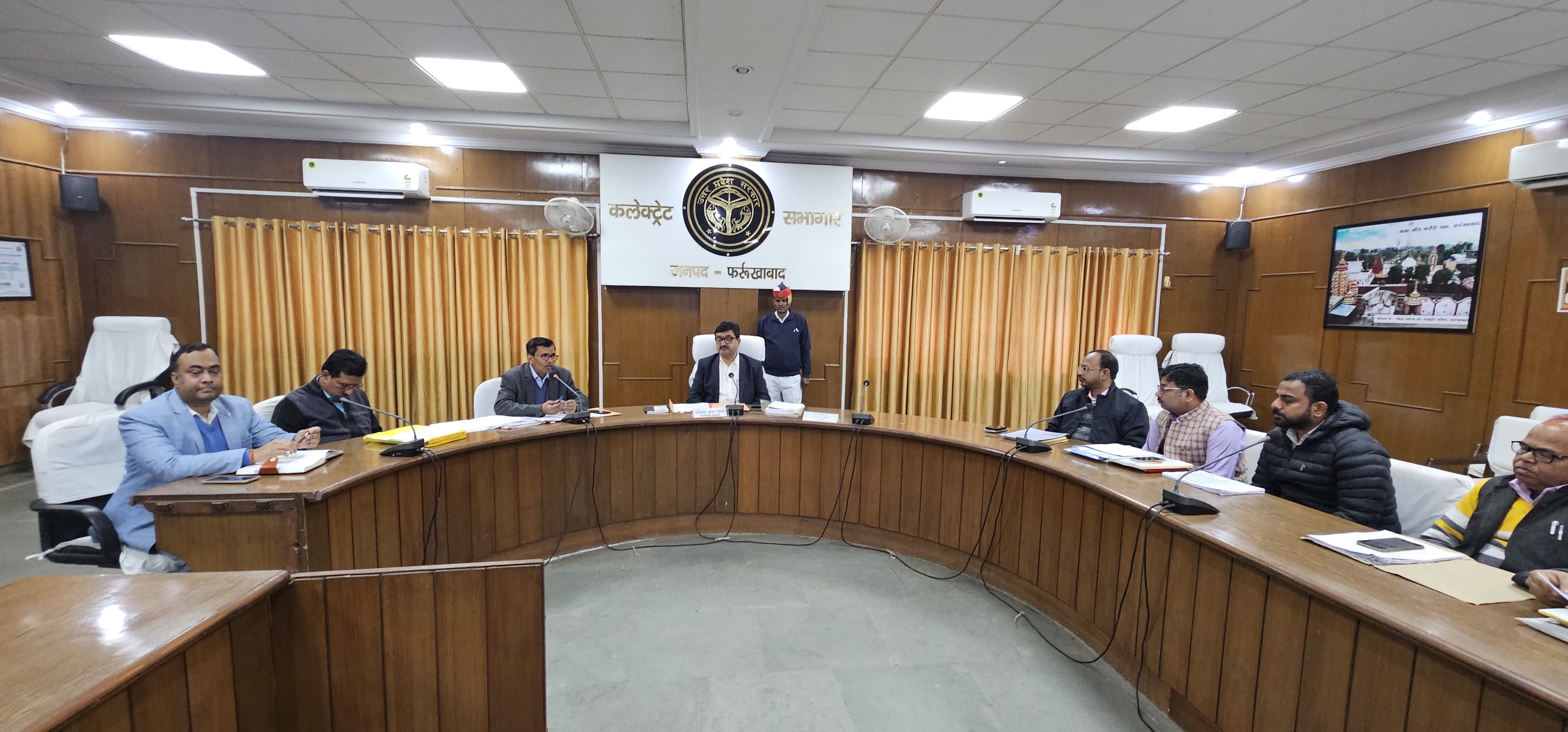 बैठक को सम्बोधित करते डीएम बैठक को सम्बोधित करते डीएम