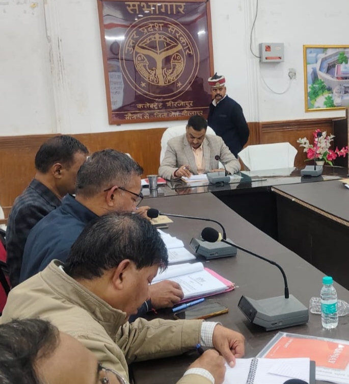 अधिकारियों से वार्ता करते जिलाधिकारी पवन कुमार गंगवार। अधिकारियों से वार्ता करते जिलाधिकारी पवन कुमार गंगवार।