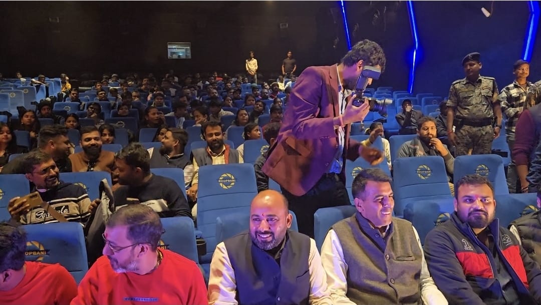 तस्वीर में विधायक तथा अन्य तस्वीर में विधायक तथा अन्य