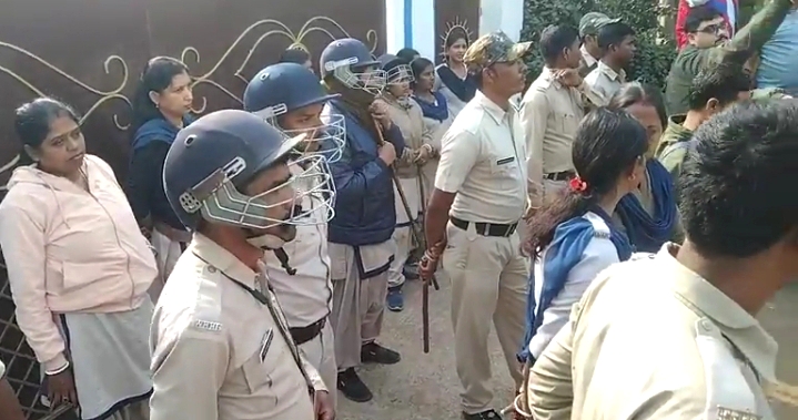 डेबरा में परिवर्तन यात्रा पर हमले के विरोध में थाना के सामने धरना देते भाजपा नेता-कार्यकर्ता। डेबरा में परिवर्तन यात्रा पर हमले के विरोध में थाना के सामने धरना देते भाजपा नेता-कार्यकर्ता।