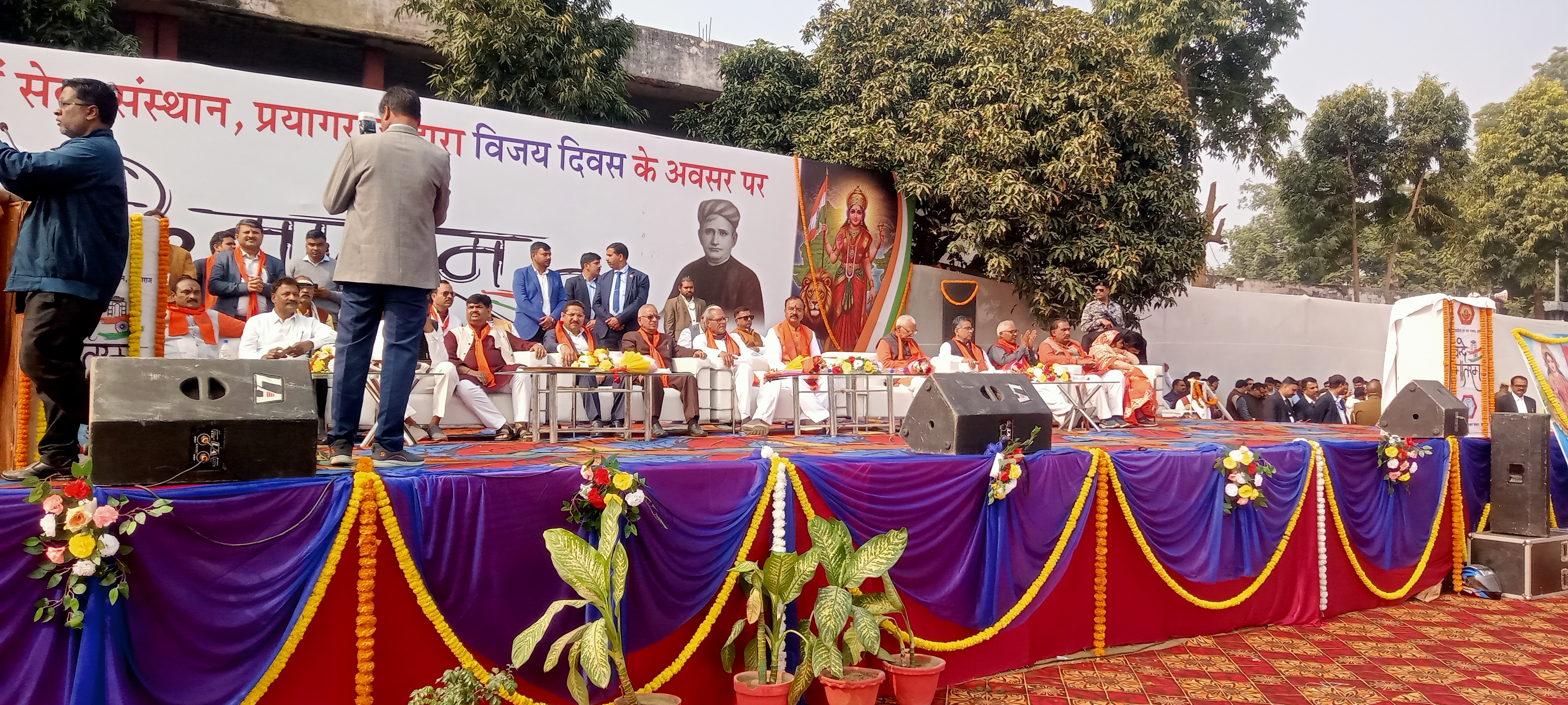 वंदेमातरम कार्यक्रम में मंच पर मौजूद डॉ सुनील सिन्हा सहित अन्य प्रमुख पदाधिकारियों का छाया चित्र