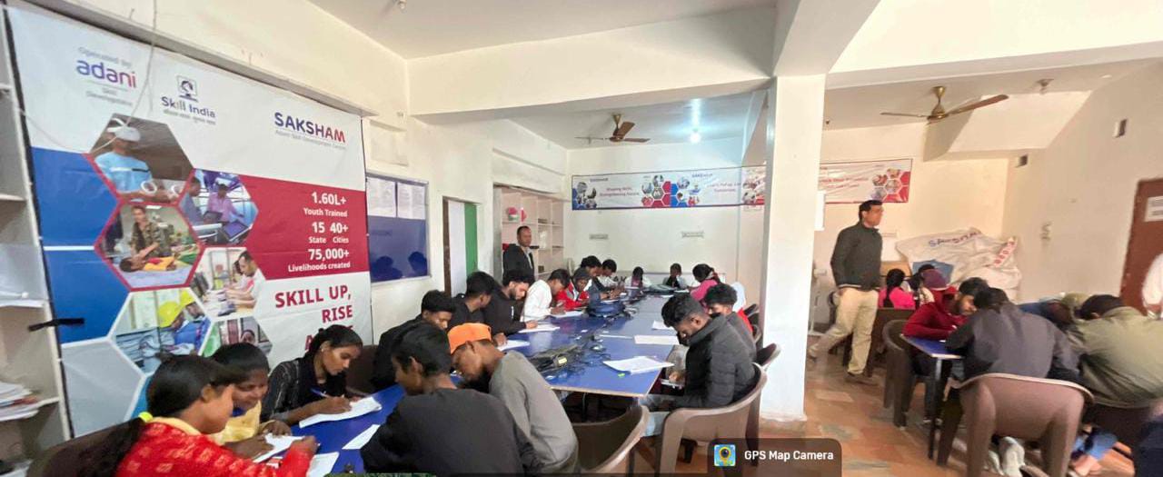 ट्रेनिंग लेते युवाओं की तस्‍वीर