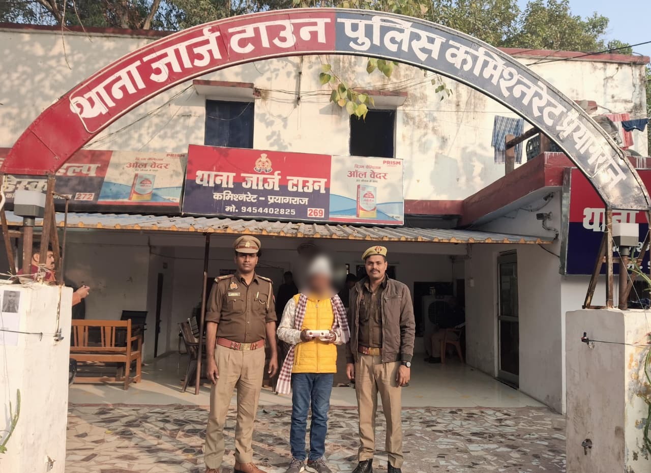 प्रयागराज में पेट परीक्षा के दौरान पकड़े गए साल्वर का छाया चित्र