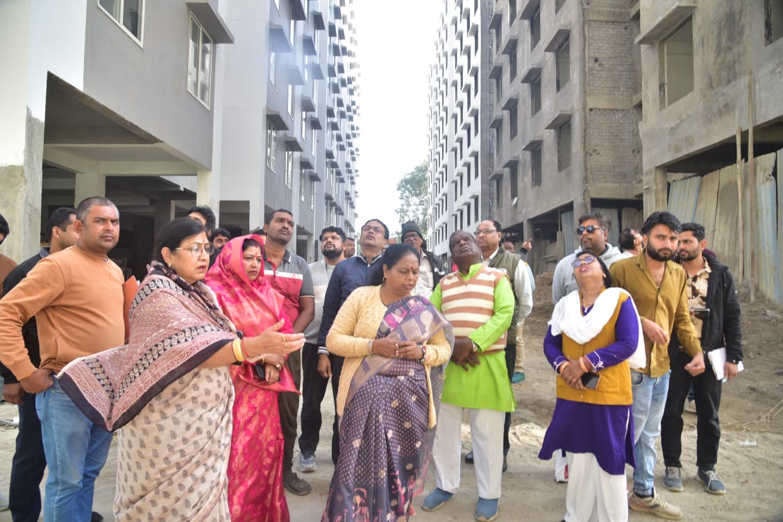 भोपाल महापौर मालती राय ने प्रधानमंत्री आवास योजना के तहत 12 नंबर आवासीय परियोजना के कार्यों का निरीक्षण करनी पहुंची