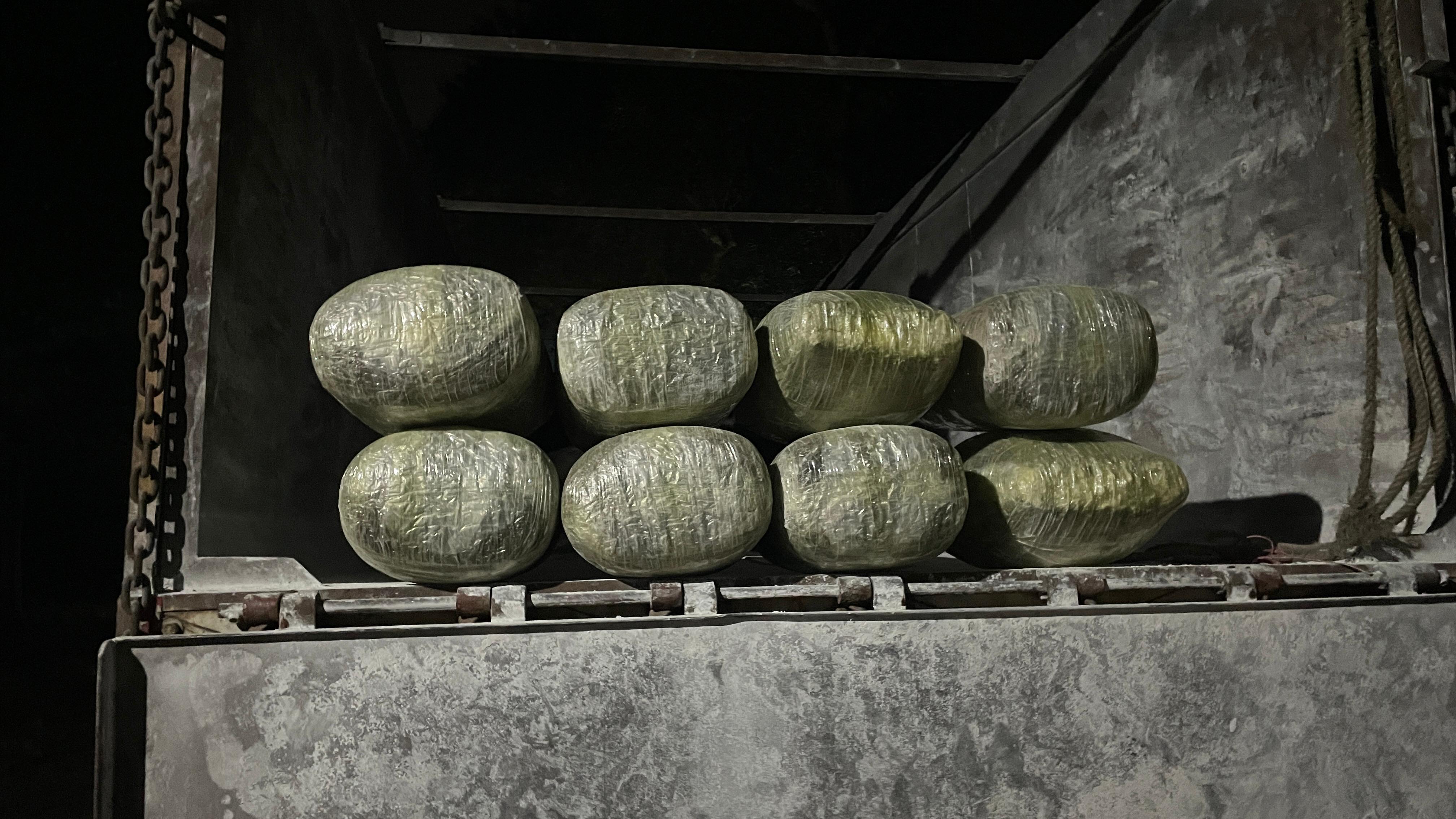 जेटिया थाना क्षेत्र में जब्त गांजा के साथ पुलिस अधिकारी