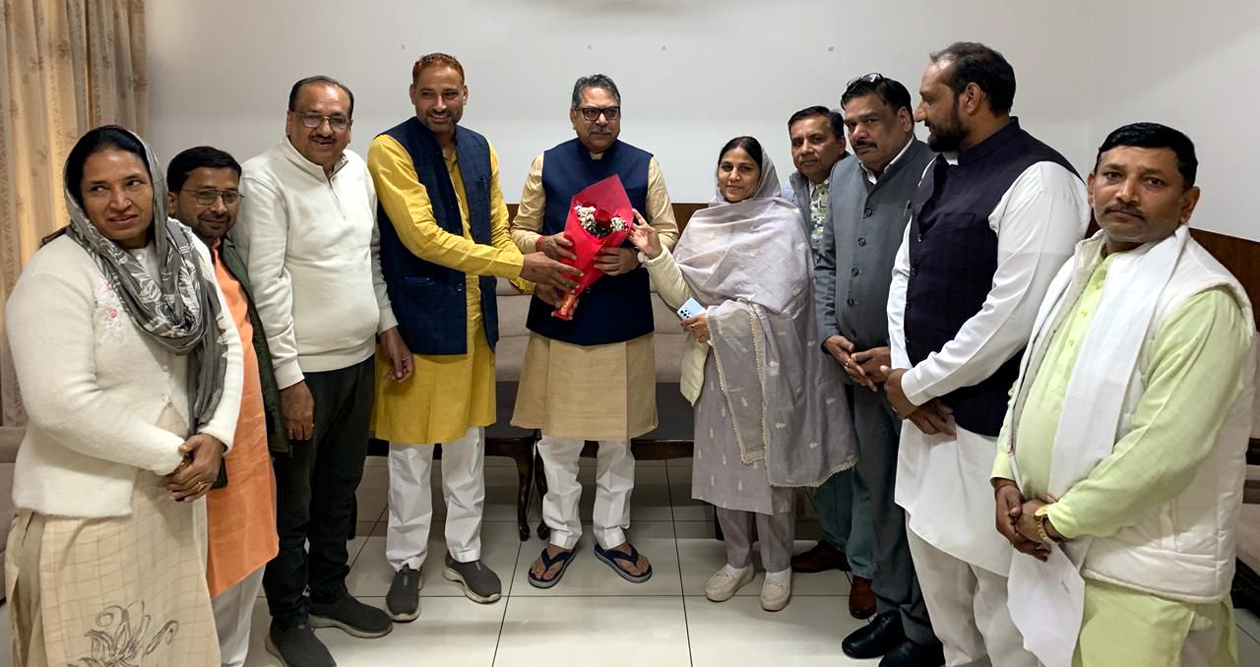 प्रदेश प्रभारी डॉ. सतीश पूनिया का स्वागत करते पदाधिकारी।