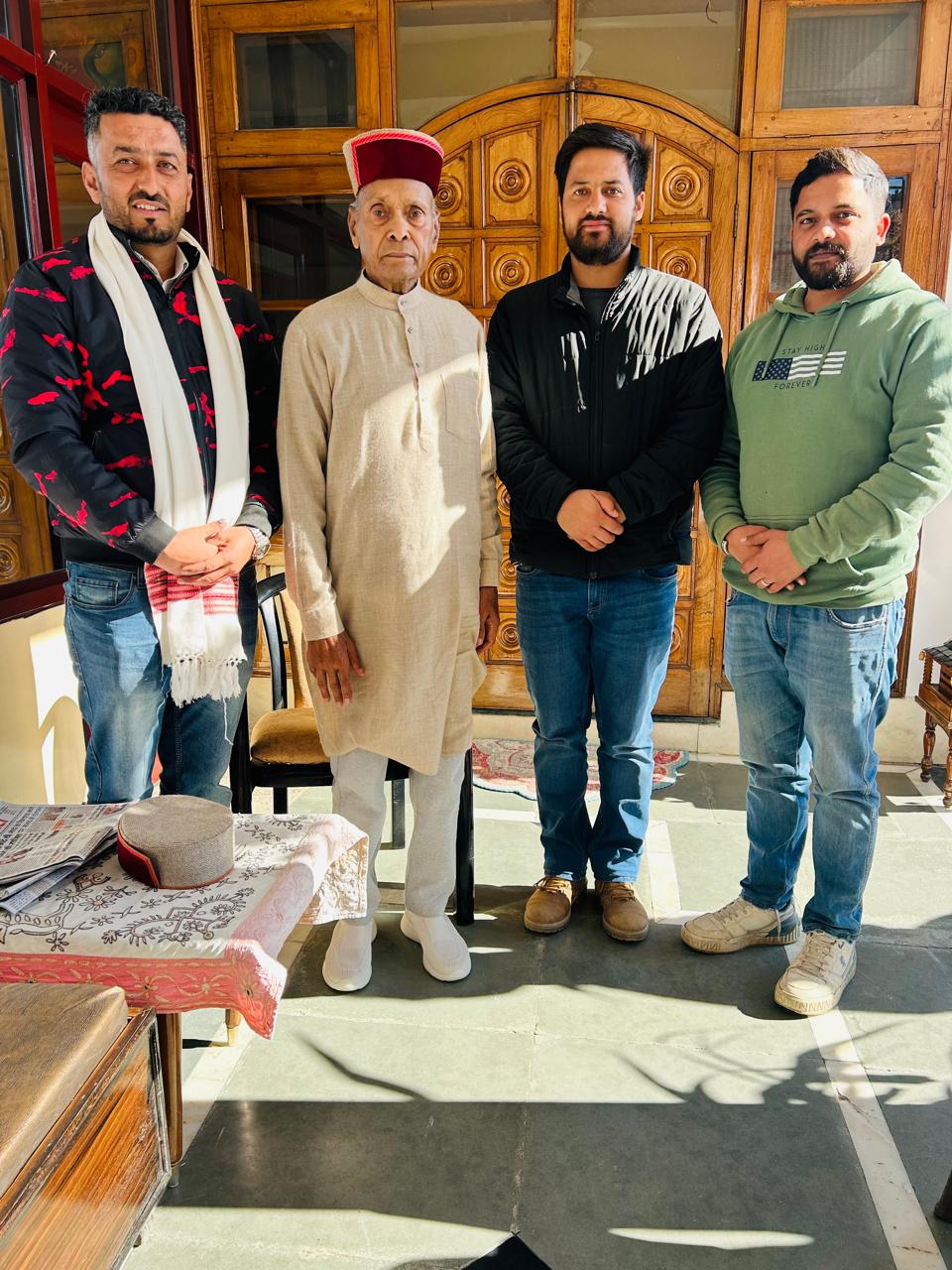 भाजयुमो शिमला के जिलाध्यक्ष ने पदाधिकारियों सहित प्रो. प्रेम कुमार धूमल से की शिष्टाचार भेंट भाजयुमो शिमला के जिलाध्यक्ष ने पदाधिकारियों सहित प्रो. प्रेम कुमार धूमल से की शिष्टाचार भेंट