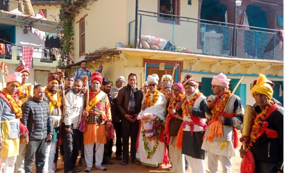 चकोन गांव में पांडव नृत्य करते हुऐ पेशवा