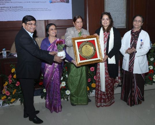 चिकित्सकों को सम्मानित करती कुलपति प्रो. सोनिया नित्यानंद