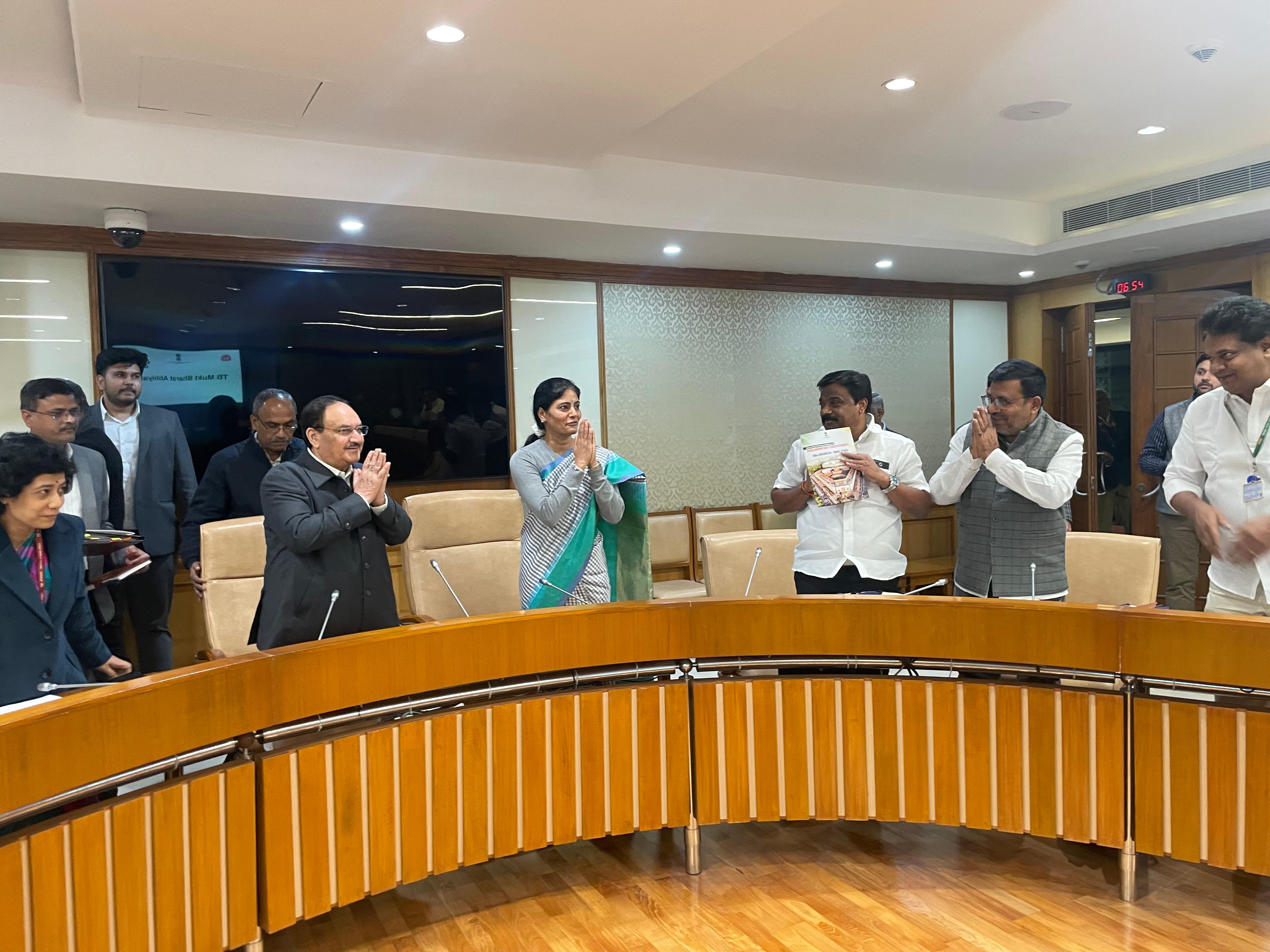 केन्द्रीय स्वास्थ्य मंत्री जे पी नड्डा, तमिलनाडु के सांसदों के साथ बैठक करते हुए केन्द्रीय स्वास्थ्य मंत्री जे पी नड्डा, तमिलनाडु के सांसदों के साथ बैठक करते हुए