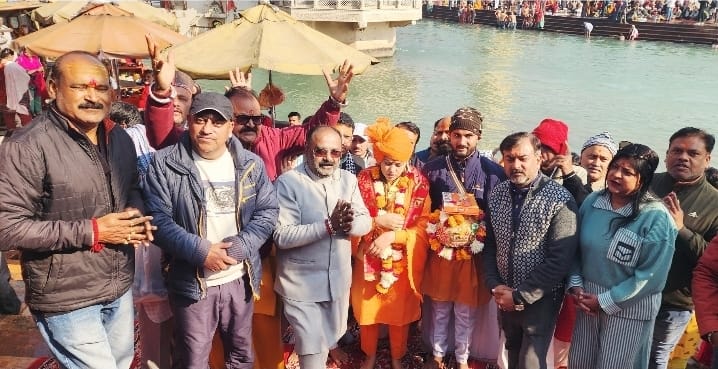 यात्रा पर रवाना हुई कवि सिंह यात्रा पर रवाना हुई कवि सिंह