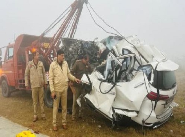 सड़क दुर्घटना के बाद मलवे को किनारे करती पुलिस सड़क दुर्घटना के बाद मलवे को किनारे करती पुलिस