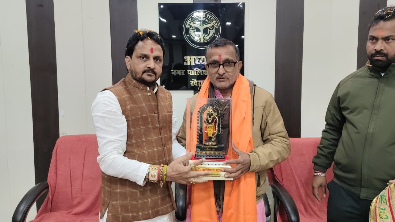 राष्ट्रीय परिषद सदस्य का स्वागत करते पालिका अध्यक्ष प्रतिनिधि अभिषेक गुप्ता