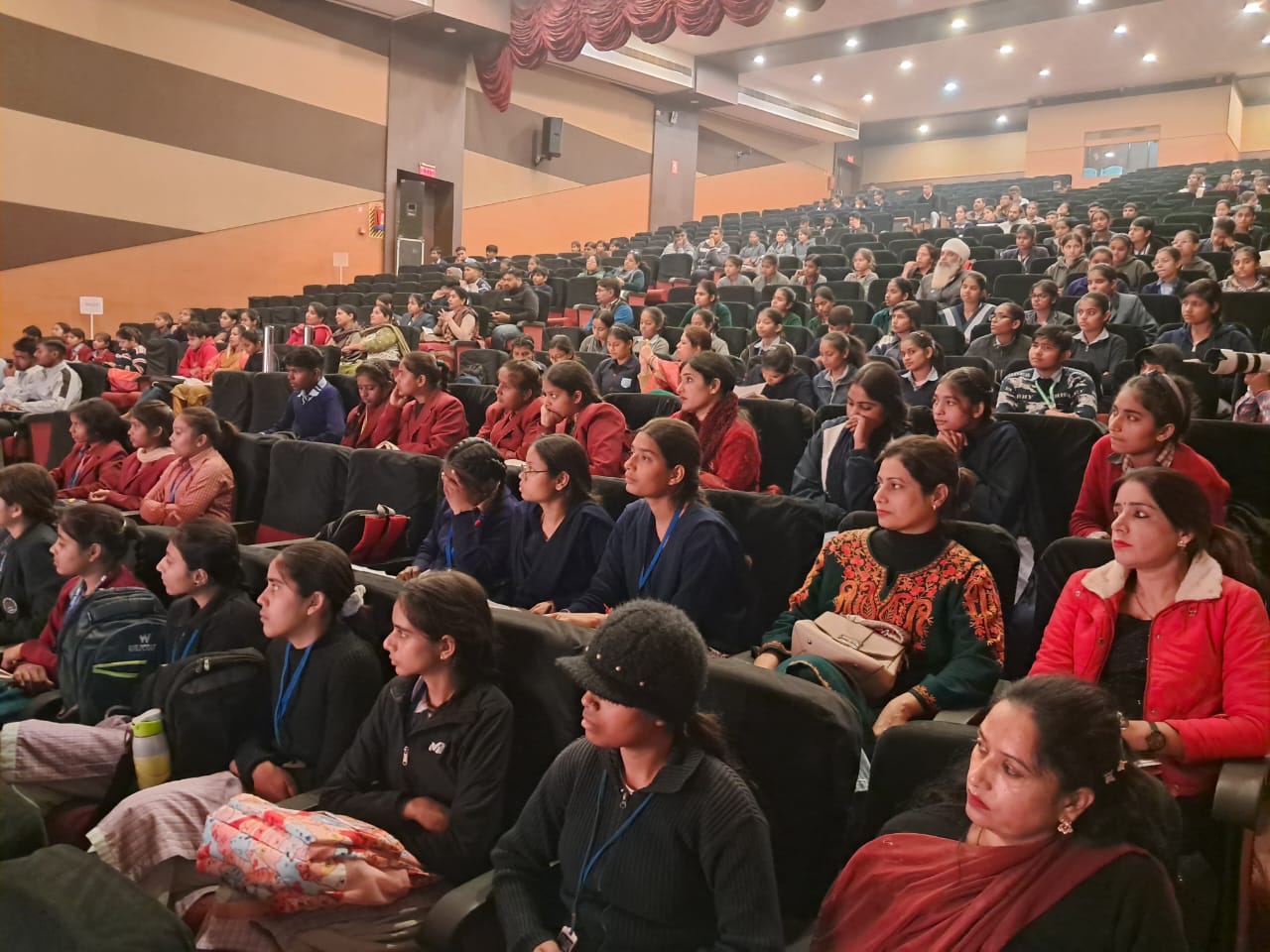 पानीपत में वीर बाल दिवस पर आयोजित किया सैंड आफ आर्ट शो देखते विद्यार्थी। पानीपत में वीर बाल दिवस पर आयोजित किया सैंड आफ आर्ट शो देखते विद्यार्थी।
