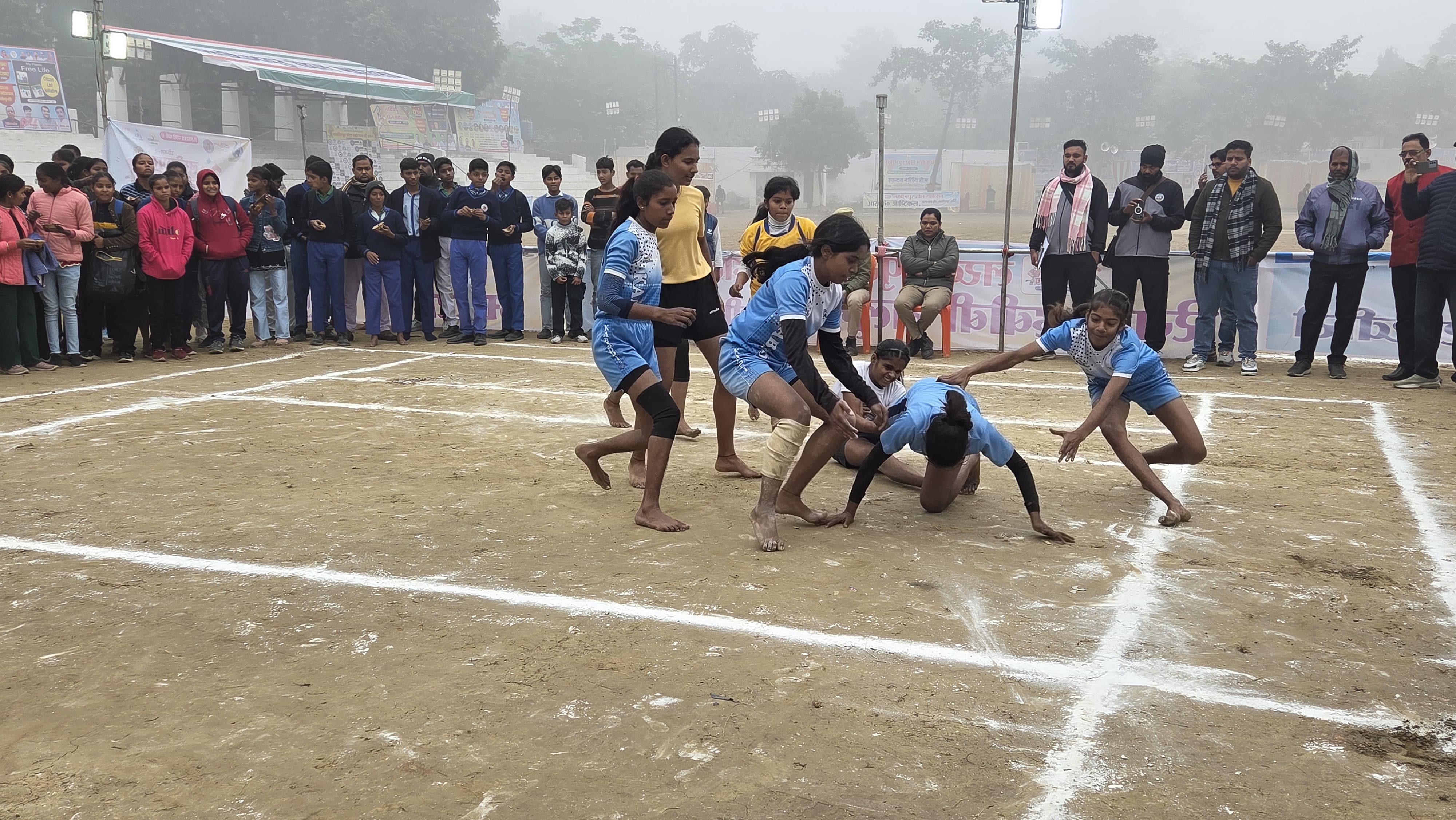 कबड्डी खेलते खिलाड़ी