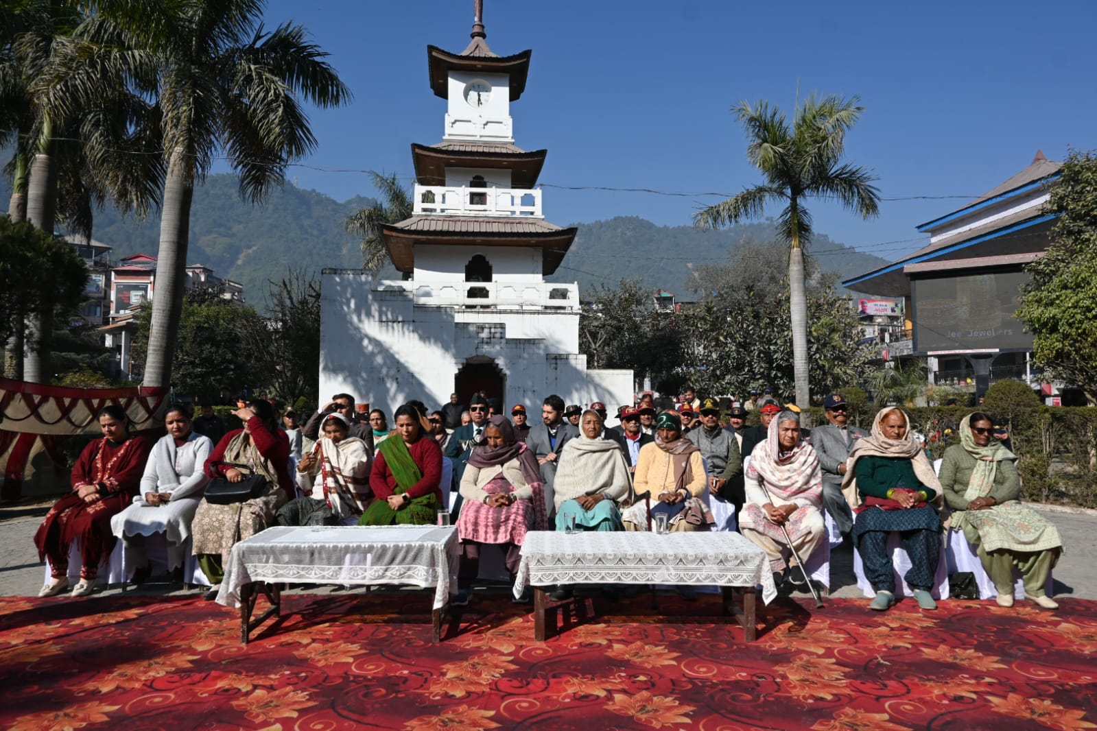 विजय दिवस पर वीर नारियों के साथ उपायुक्त।