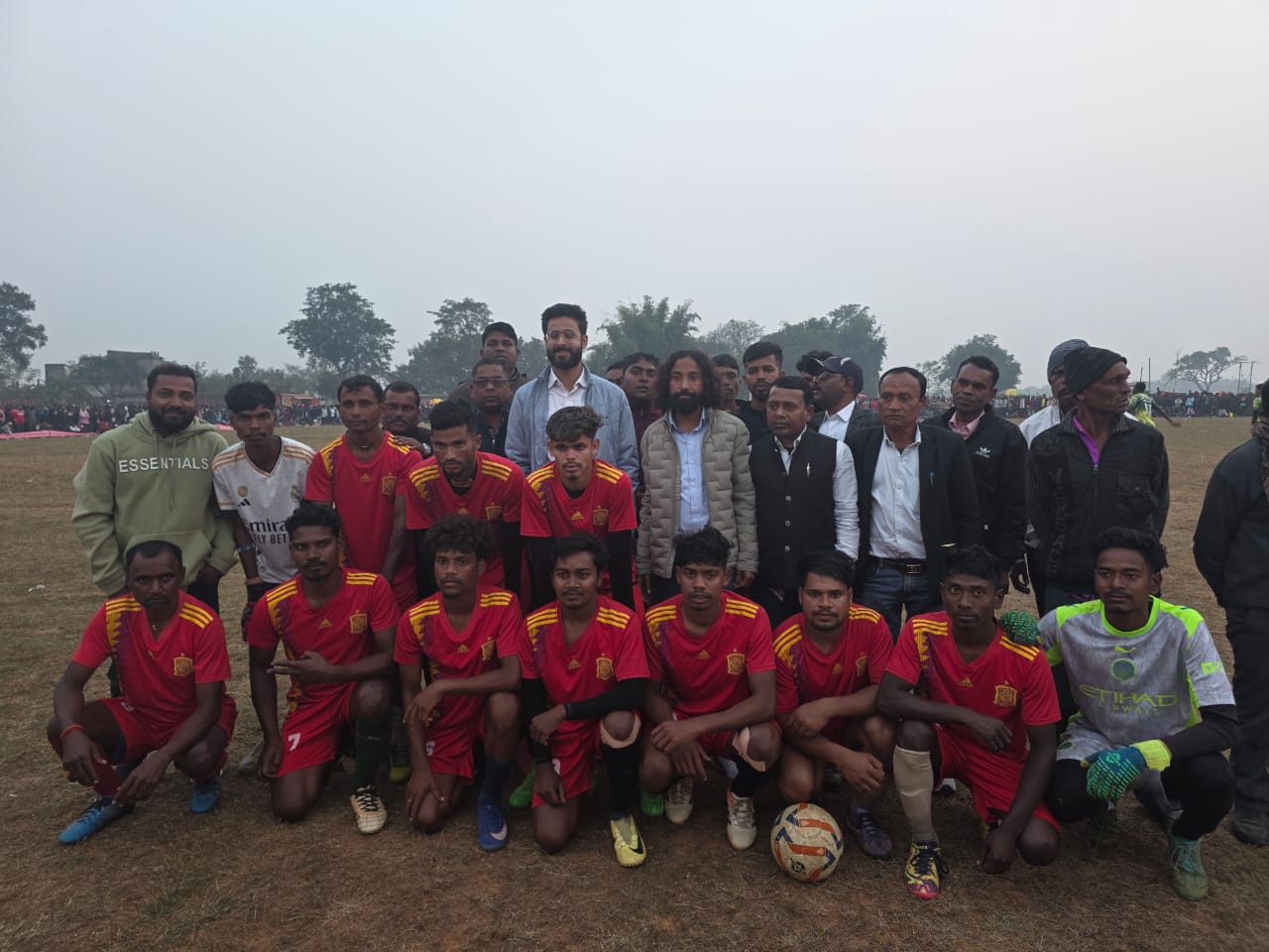 खिलाड़ियों के साथ देवेंद्रनाथ महतो सहित अन्य खिलाड़ियों के साथ देवेंद्रनाथ महतो सहित अन्य