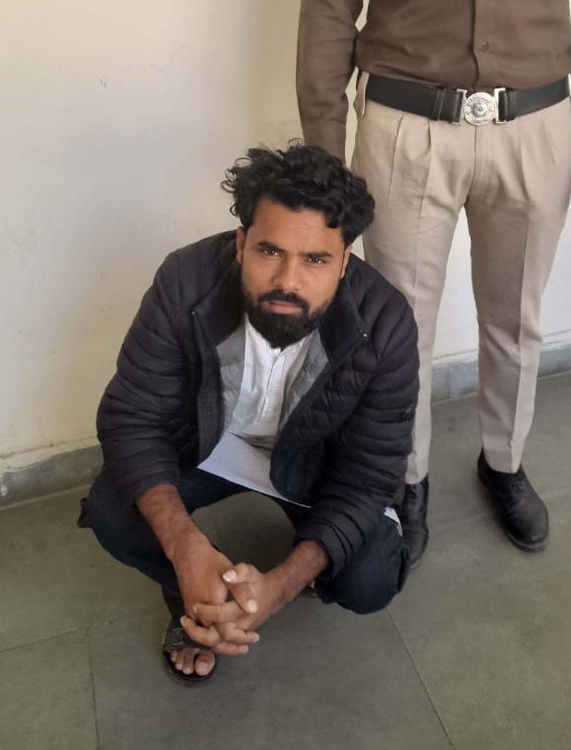 गुरुग्राम पुलिस की गिरफ्त में सोशल मीडिया पर आपत्तिजनक पोस्ट डालने का आरोपी। गुरुग्राम पुलिस की गिरफ्त में सोशल मीडिया पर आपत्तिजनक पोस्ट डालने का आरोपी।