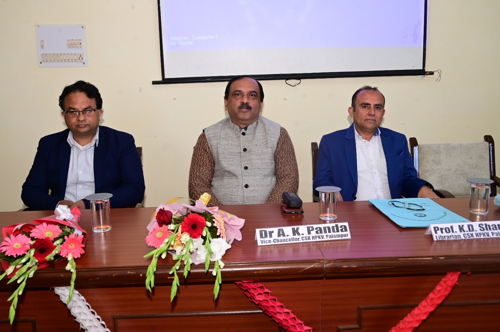 कार्यक्रम में मौजूद कुलपति और अन्य। कार्यक्रम में मौजूद कुलपति और अन्य।