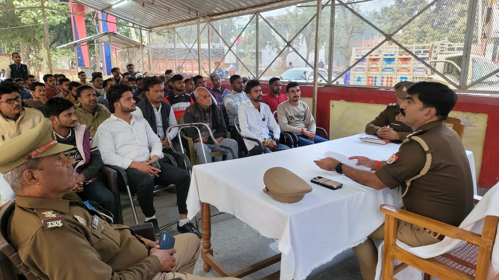 लहरपुर कोतवाली में मौजूद लोग लहरपुर कोतवाली में मौजूद लोग