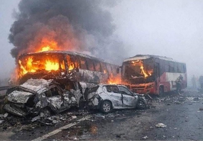 दुर्घटनास्थल पर जली बस दुर्घटनास्थल पर जली बस