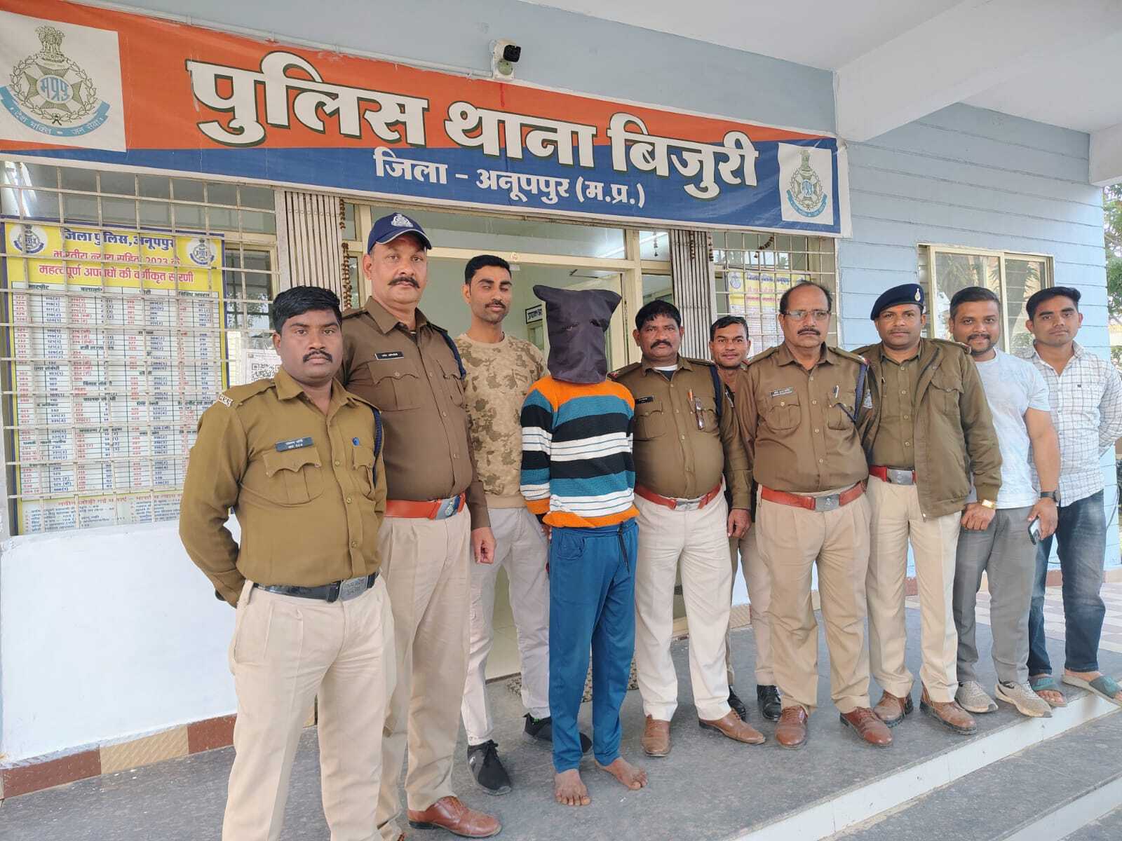 गिरफ्तार कर ले जाते हुए