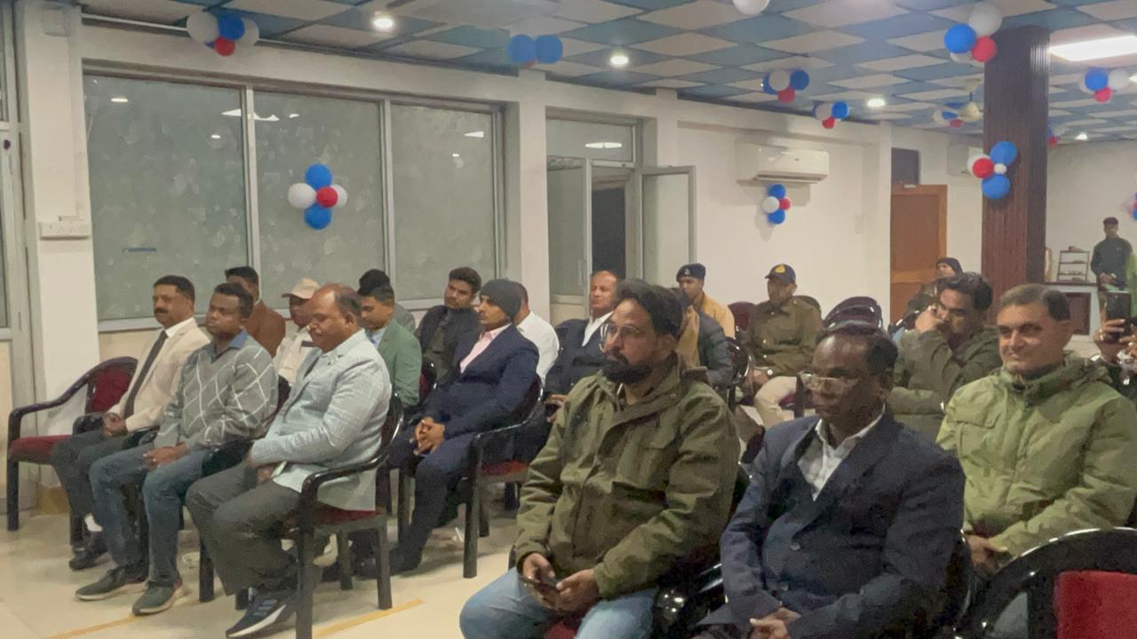 उपस्थित लाेग उपस्थित लाेग