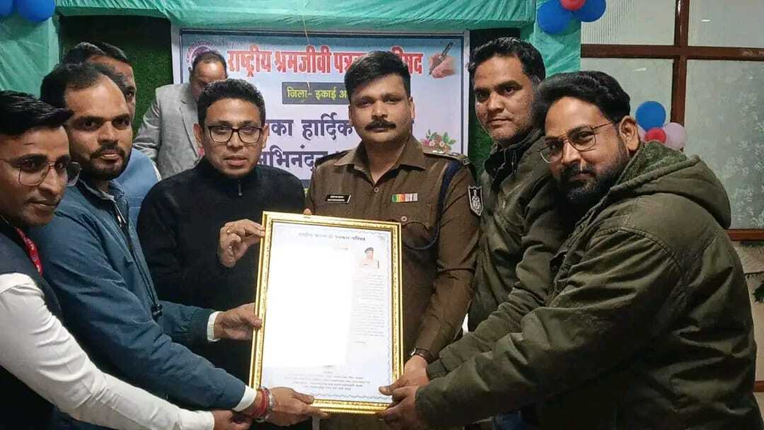 पुलिस अधिक्षक काे प्रशंसा पत्र देते हुए पुलिस अधिक्षक काे प्रशंसा पत्र देते हुए