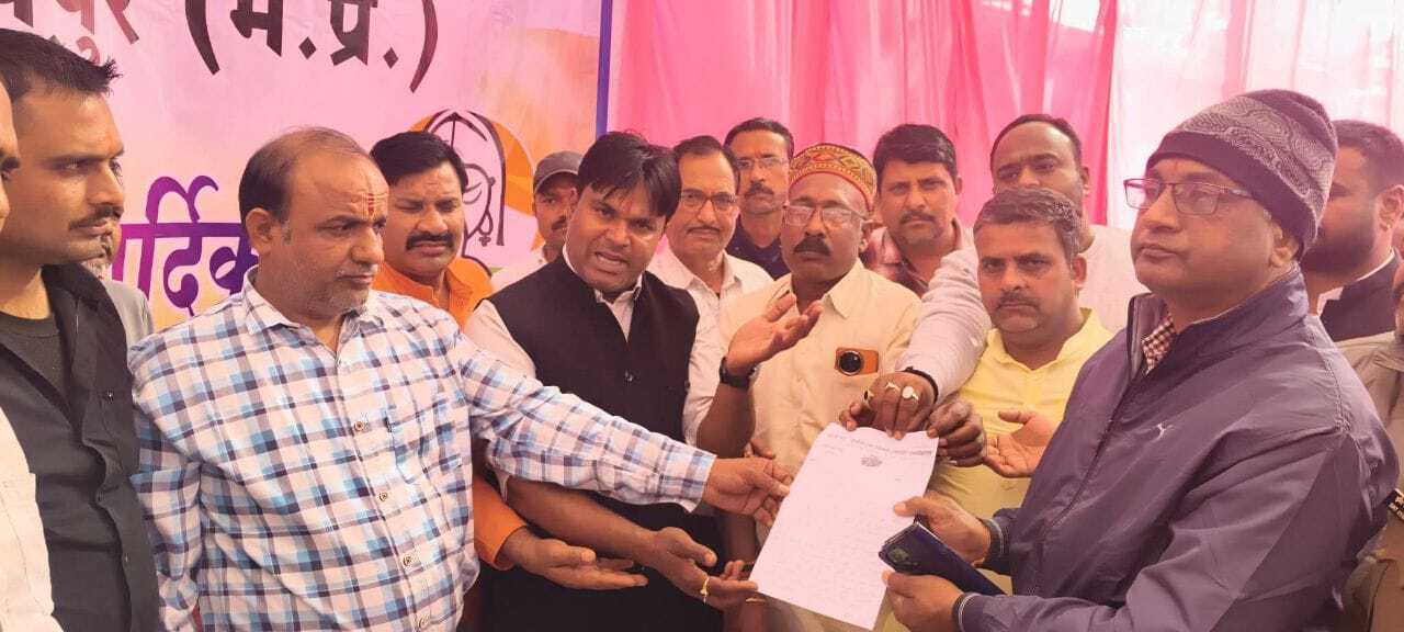 मांग पत्र सौपते ट्रक ओनर्स एसोसिएशन के लोग मांग पत्र सौपते ट्रक ओनर्स एसोसिएशन के लोग