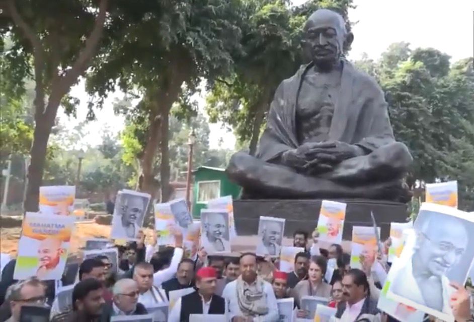संसद भवन परिसर में प्रदर्शन करते इंडी गठबंधन के नेता संसद भवन परिसर में प्रदर्शन करते इंडी गठबंधन के नेता