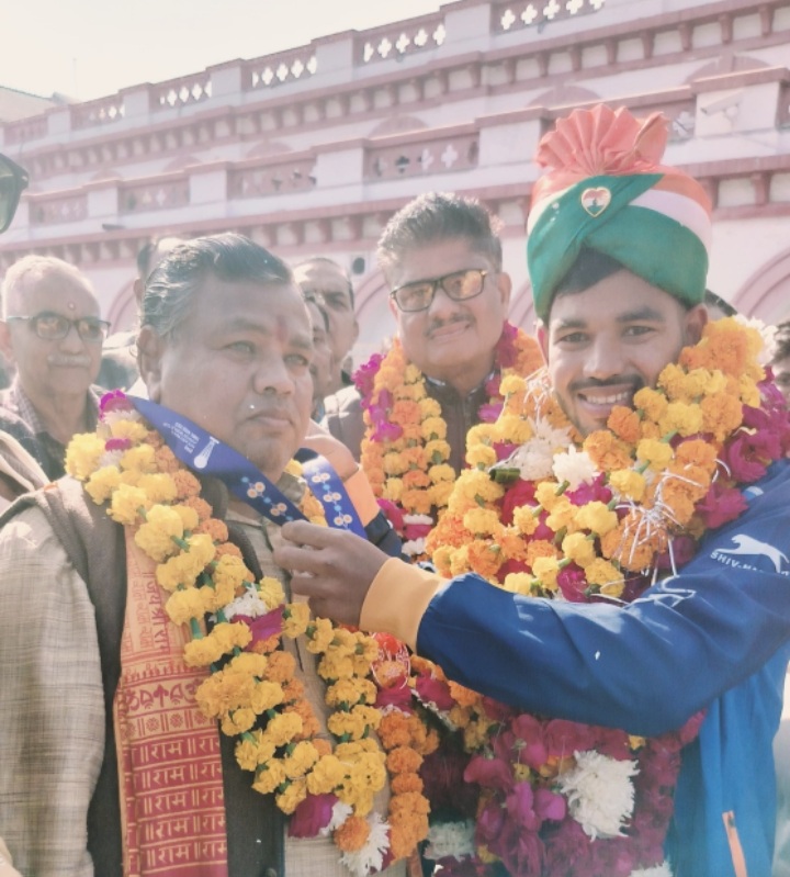 सौरभ का स्वागत करते लोग सौरभ का स्वागत करते लोग