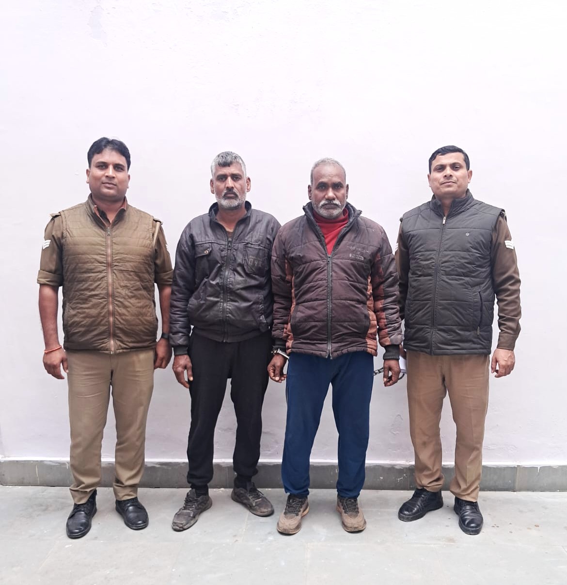 गिरफ्तार इनामी दो गो-तस्कर गिरफ्तार इनामी दो गो-तस्कर