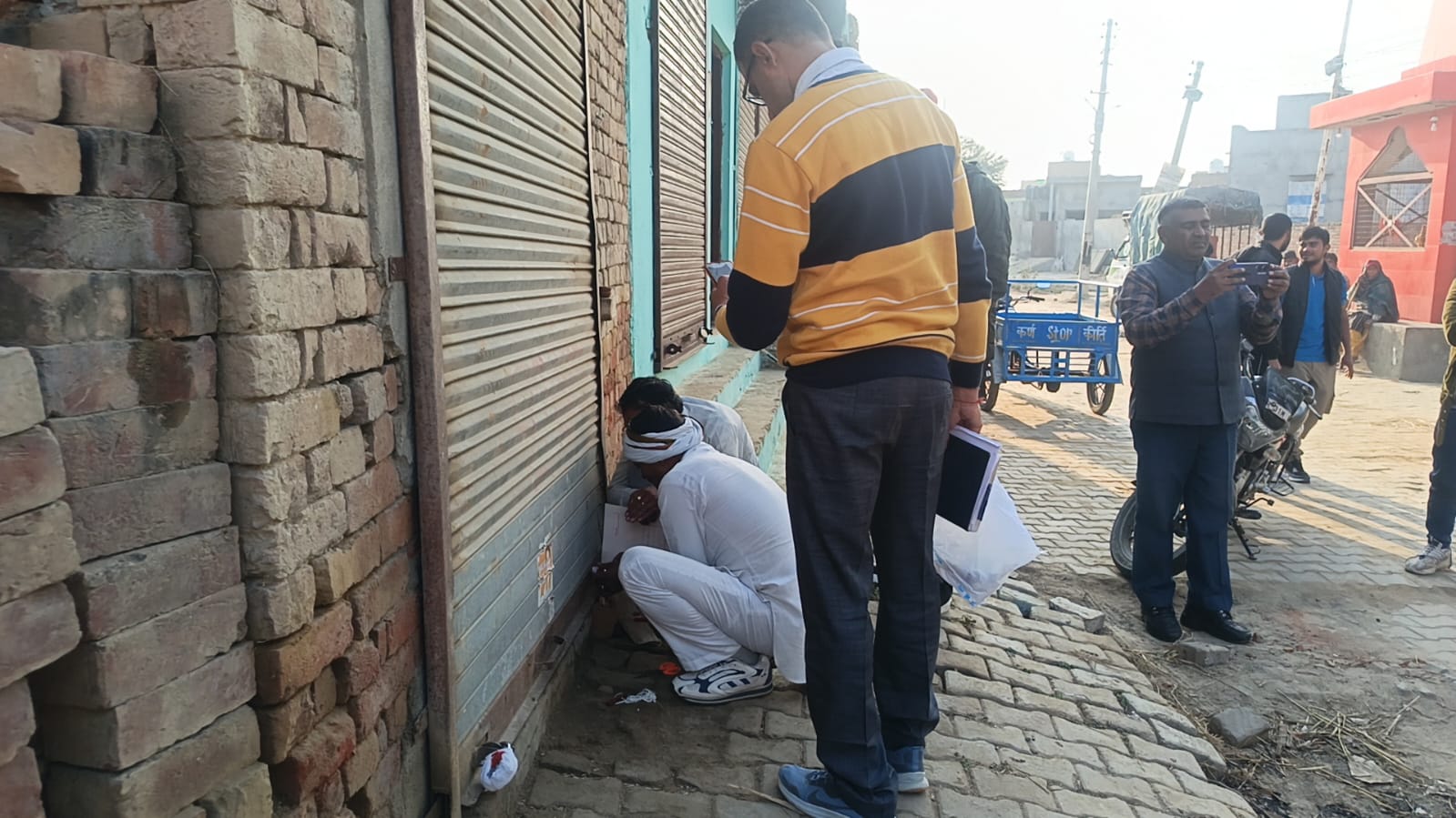 मीट शॉप को सील करने पहुंचा प्रशासनिक अमला।
